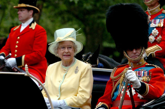 英国女王坐姿图片