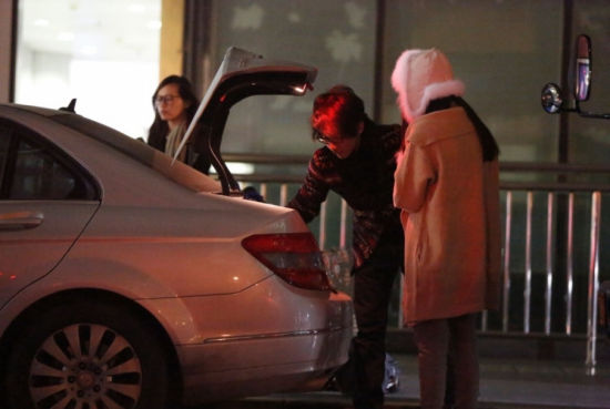 刘谦帮女友放行李富家女和刘谦富家女深夜豪车接机刘谦刘谦亲自策划