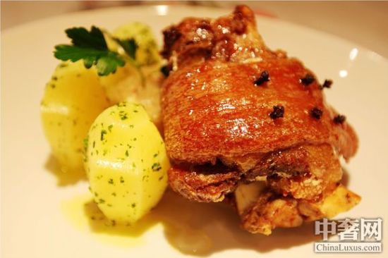 德式脆皮咸猪手(pigs knuckle)和德国酸菜