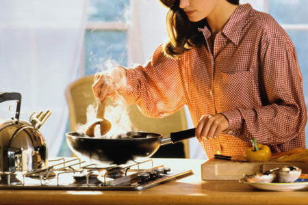 铁锅:洗锅时少用洗涤剂