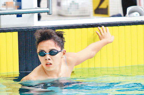 曾华倩13岁爱子曝光就读名校擅长游泳