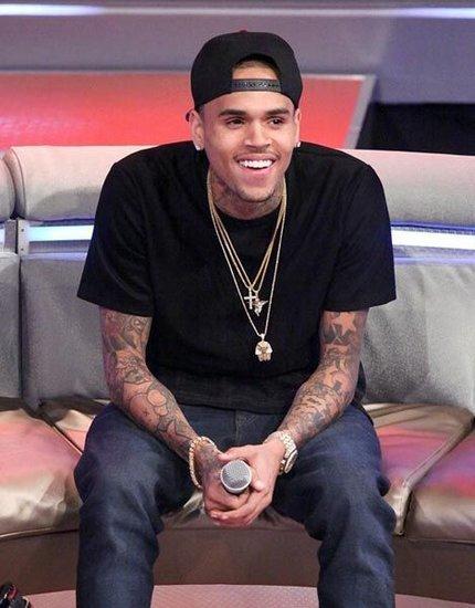 蕾哈娜前男友布朗称8岁失身自曝擅长性事