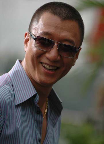 搭配各种衣服,迷他的粉丝打趣说"看来,雷哥的眼镜怎么着也有一抽屉!