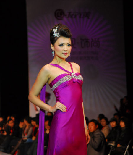 "流行美"总经理赖建雄告诉记者,发饰一直以来是服装的配角,如今,发饰