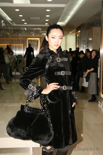 点击图片,进入下一页   2007年10月27日,全新的皮草品牌"first lady