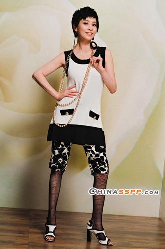 组图:刘嘉玲演绎熟女不老装(5)