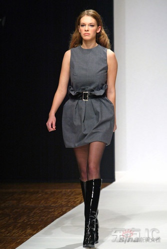 黑色长靴与黑丝袜的搭配显得亭亭玉立