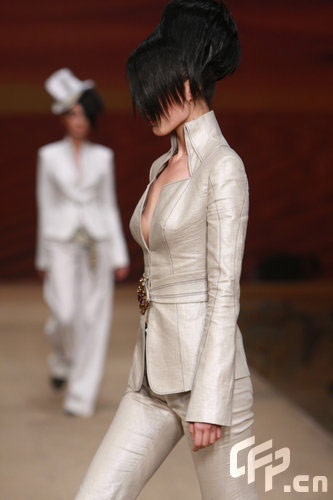 中国国际时装周2009春夏,马艳丽高级时装发布会,模特露点玩真空诱惑