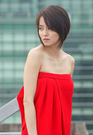红色浴巾使她本来平坦的胸部起了波澜梁咏琪(新浪女性配图,图片来源
