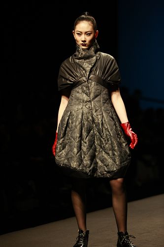 褶皱羽绒服夸张质感有创意