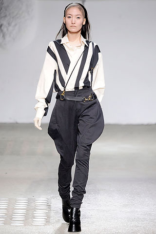 蓝白棉质衬衣,下身搭配夸张大腿设计马裤,皮质腰带点缀更具风格.