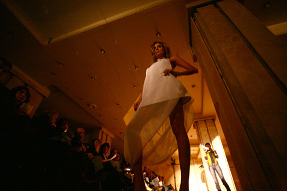 组图:揭秘伊朗非法地下秀场 神秘刺激大胆表演