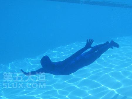 组图街头zentai族装在套子里的人