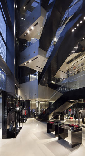 旗舰店的地面楼层陈列着emporio armani女装系列及配饰,其男装系列及