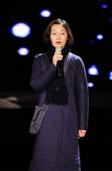 蓝色长袍搭配围巾以及复古包包《金陵十三钗》中饰演书娟的张歆怡,是