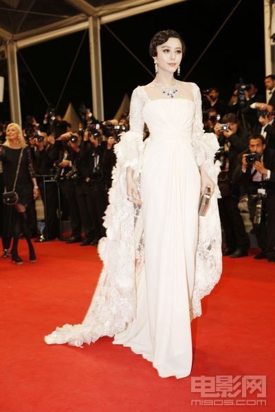 范冰冰戛纳白色复古蕾丝长裙