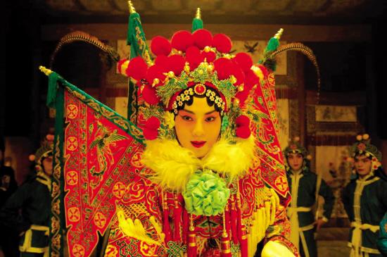 戏里,梅兰芳在舞台上唱戏的镜头,演员穿的都是梅大师当年的行头