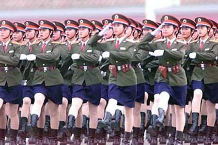 国庆50周年国庆阅兵仪式上的女卫生兵方队,领队的是一对双胞胎姐妹张