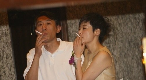 网友盘点公共场所吸烟被拍失形象的女明星图2