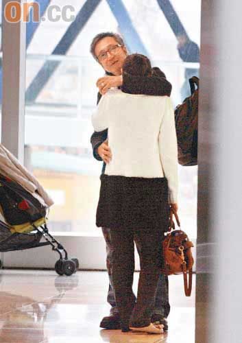 叶童老公陈国熹偷食被拍街头狂吻年轻女子