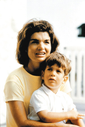 杰奎琳-肯尼迪和儿子约翰