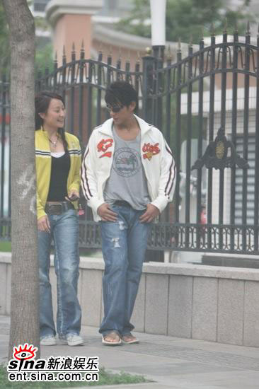 莫少聪与洪雁街头漫步(新浪女性配图,图片来源:新浪娱乐)