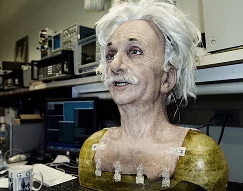 仿真"爱因斯坦"机器人会看人脸做反应(组图)