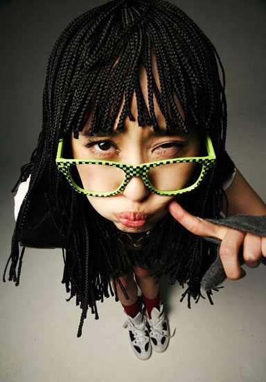 组图李欣汝超搞怪写真变身真人版大头娃娃