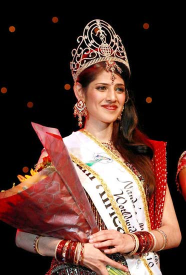 印度小姐选美大赛落幕25岁美女夺冠组图