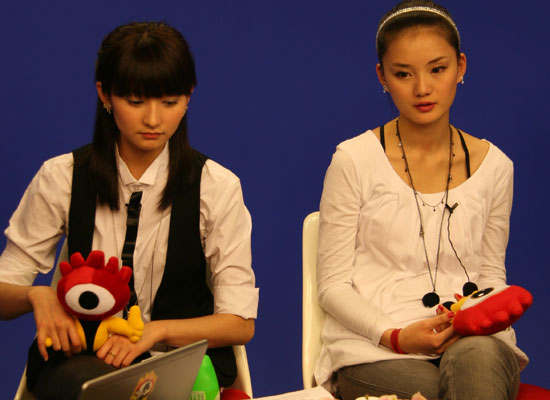 王一(左)馨子(右)在谈自己的爱情观揭秘80后的爱情价值观主持人尹俊