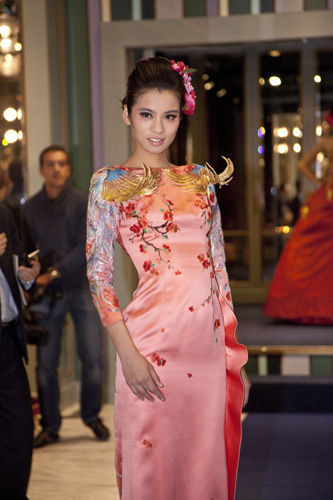 郭培中国新娘高级定制会馆开幕 奢华嫁衣上海首秀