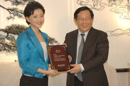 奥运科技(2008)行动计划领导小组组长,科技部部长万钢向杨澜正式颁发"