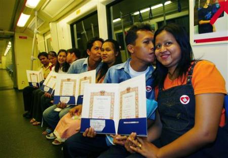 泰国曼谷,200对领取结婚证的新人在邦素地铁站举行集体婚礼