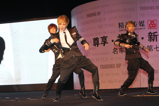 踏西男孩登台表演