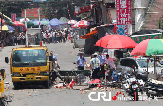 2011年5月19日中午12时许,位于广州市沙太路的犀牛路,一辆银色飞度