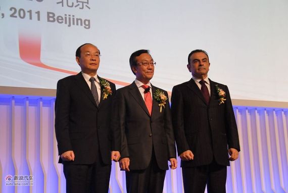 东风有限发布中期计划发布会现场领导合影