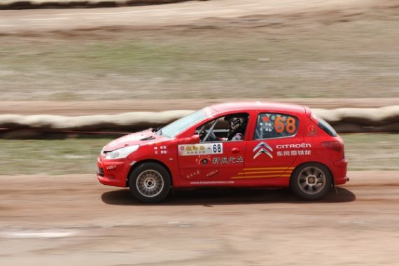 68号雪铁龙c2赛车为新浪汽车队的编辑车手卿钦驾驶