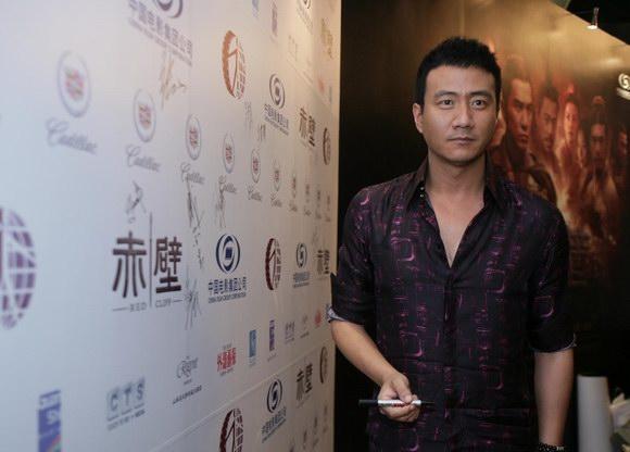 胡军驻足凯迪拉克logo墙前