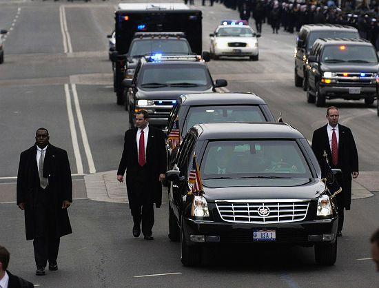 行进中的豪华总统车队