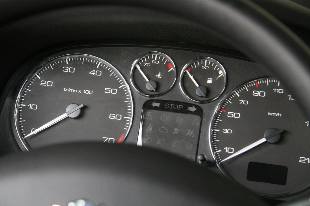 神龙汽车标致307仪表盘