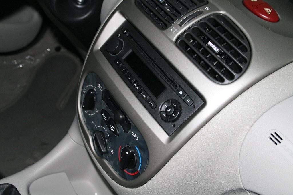 东风标致206中控台