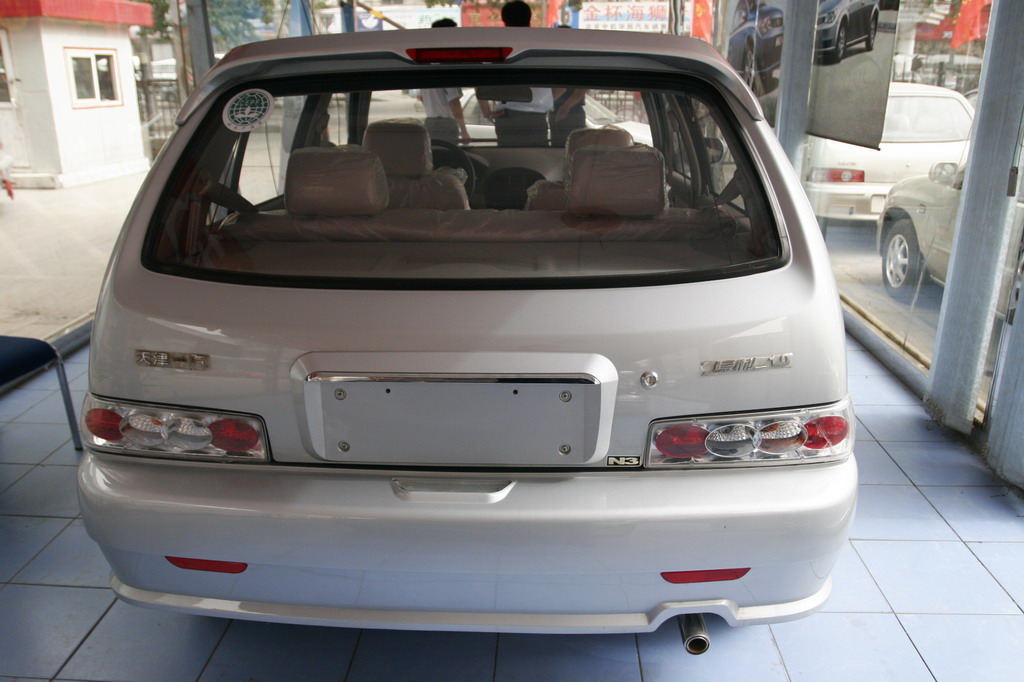 天津一汽夏利n3两厢尾部