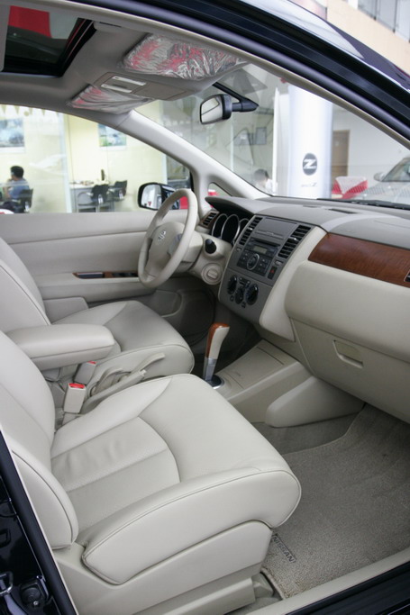 东风日产颐达内饰