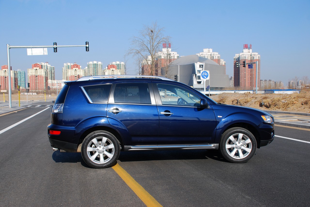 2010款欧蓝德ex3.0精英gt版外观实拍