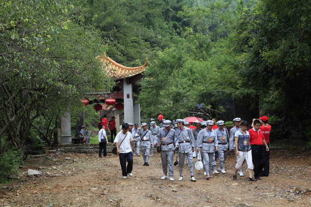 瑞金啟程 我們踏上長征路,圖為井岡山--瑞金圖集.