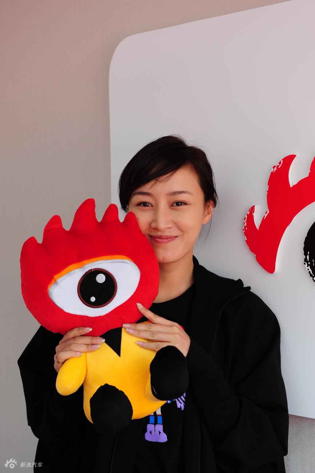 赵子琪光临新浪展台