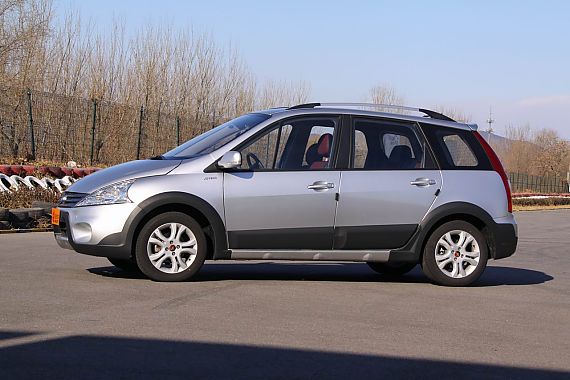 风行景逸lv 1.8l降3000元 送导航与装具