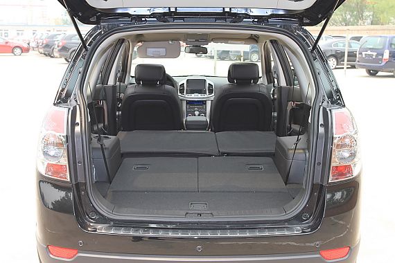 > 正文  科帕奇在2707mm的轴距内布置了三排座椅,通常来讲第一排空间