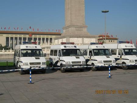 圖為人民英雄紀念碑前的依維柯警車