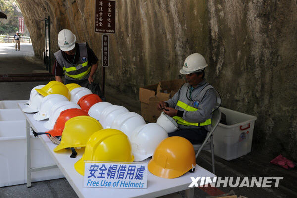 5月13日,工作人员在台湾花莲太鲁阁九曲洞景区整理安全帽.